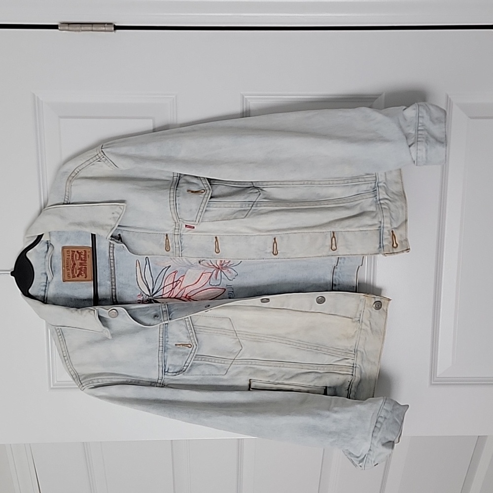 Levi strauss womens jean jacket with pattern on the back, size Large